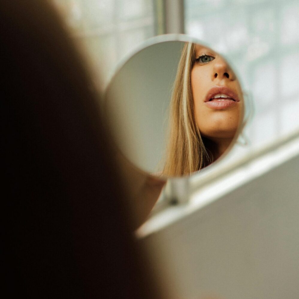 Veatu meik ei alga pintsliga – see algab naha ettevalmistusest. Avasta, kuidas muuta oma hommikune rutiin professionaalselt püsivaks ja loomulikult kauniks.